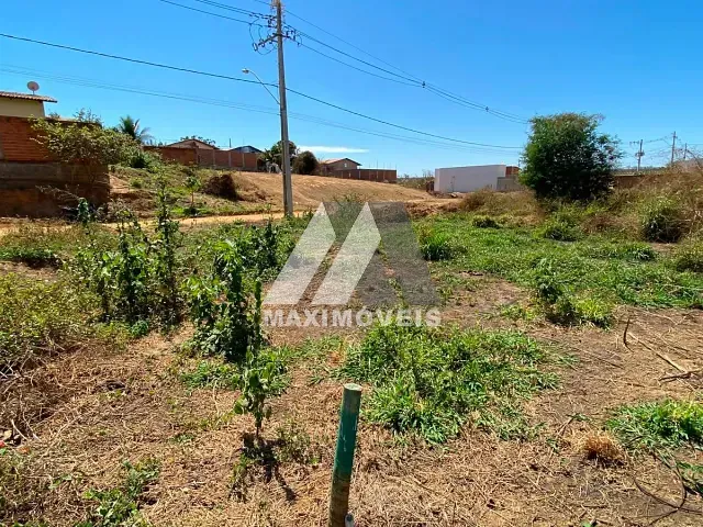 Terreno com 140m², à venda, no bairro São Francisco em Araçuaí