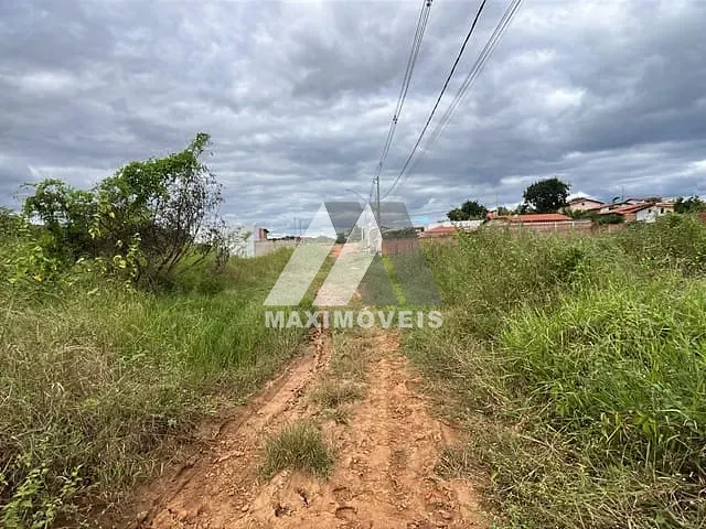Terreno com 140m², à venda, no bairro São Francisco em Araçuaí