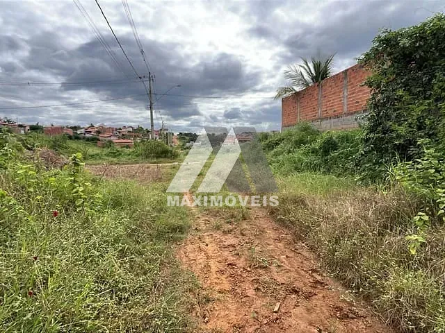 Terreno com 140m², à venda, no bairro São Francisco em Araçuaí