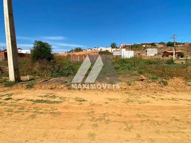 Terreno com 140m², à venda, no bairro São Francisco em Araçuaí