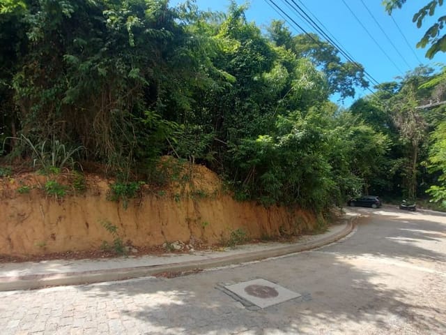 Terreno com 1300m², à venda, no bairro Granja dos Cavaleiros em Macaé