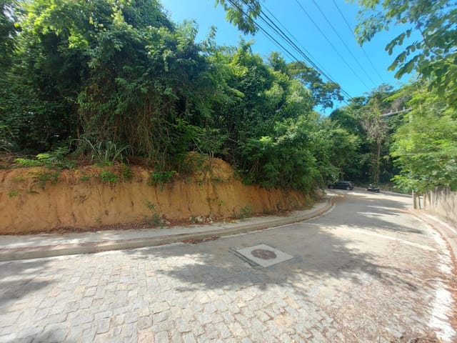 Terreno com 1300m², à venda, no bairro Granja dos Cavaleiros em Macaé