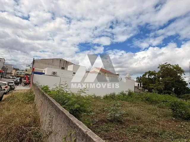 Terreno com 1089m², à venda, no bairro Centro em Araçuaí