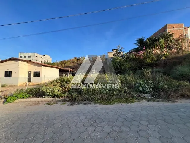 Terreno com 360m², à venda, no bairro São Francisco em Araçuaí