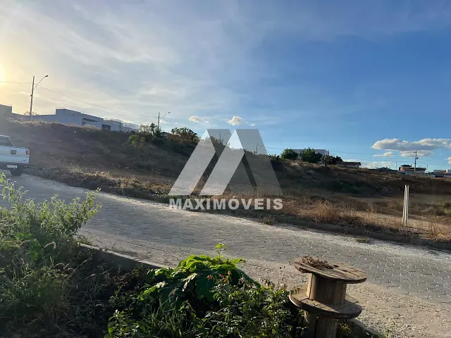 Terreno com 360m², à venda, no bairro São Francisco em Araçuaí