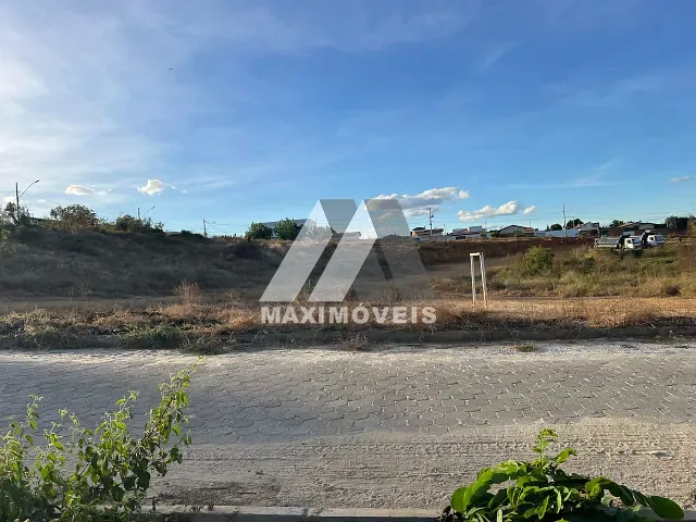 Terreno com 360m², à venda, no bairro São Francisco em Araçuaí