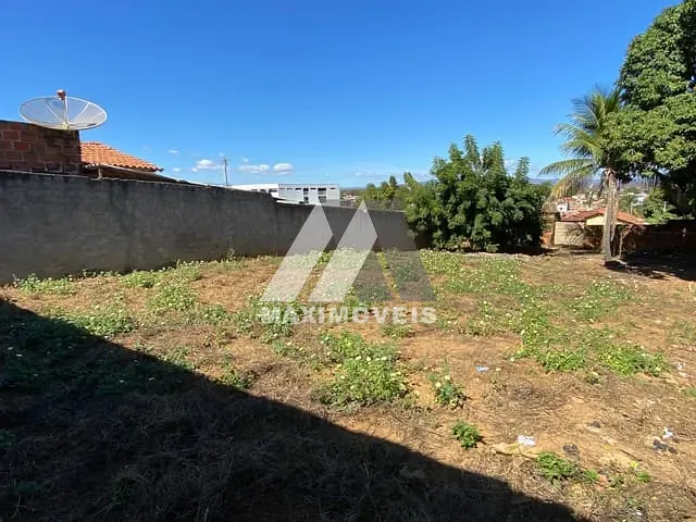Terreno com 330m², à venda, no bairro Bela Vista em Araçuaí