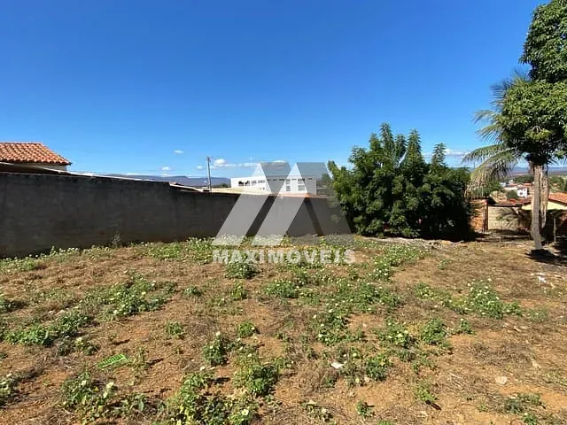Terreno com 330m², à venda, no bairro Bela Vista em Araçuaí