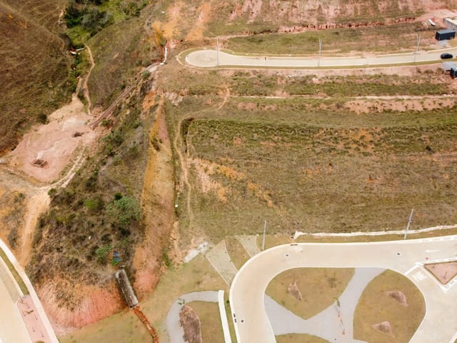 Terreno com 340m², à venda, no bairro Vitorino Braga em Juiz de Fora
