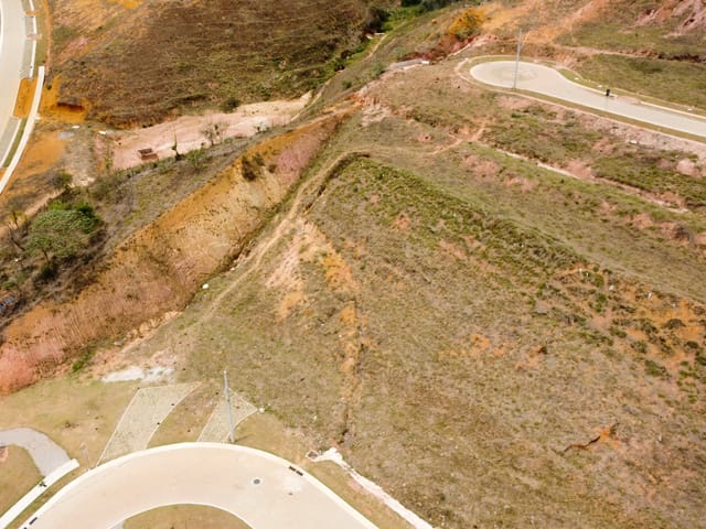 Terreno com 340m², à venda, no bairro Vitorino Braga em Juiz de Fora