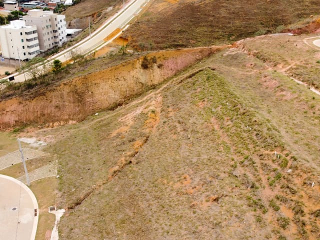 Terreno com 340m², à venda, no bairro Vitorino Braga em Juiz de Fora