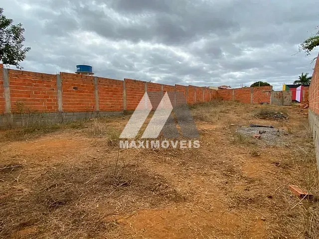 Terreno com 360m², à venda, no bairro J K em Araçuaí