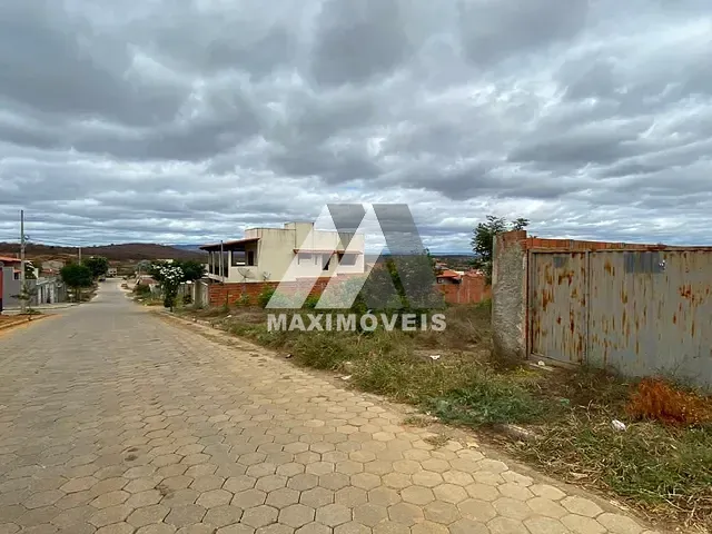 Terreno com 360m², à venda, no bairro J K em Araçuaí
