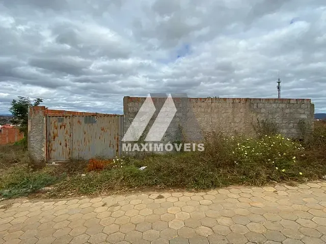 Terreno com 360m², à venda, no bairro J K em Araçuaí