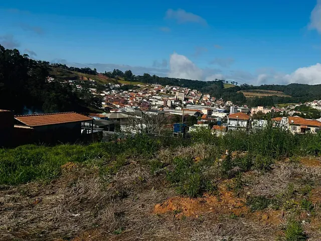 Terreno com 250m², à venda, no bairro Serra Azul em Maria da Fé