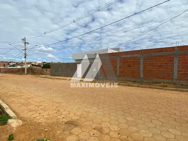 Terreno com 180m², à venda, no bairro São Francisco II em Araçuaí