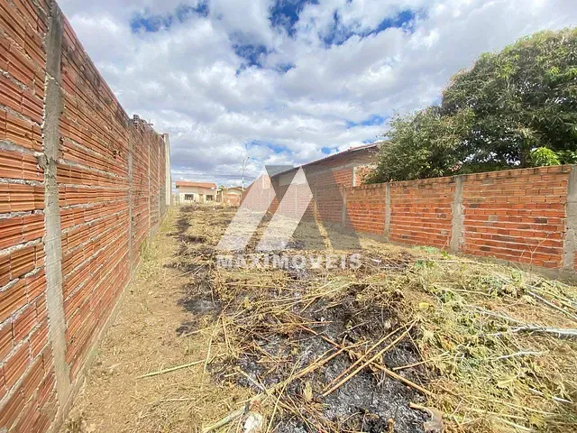 Terreno com 240m², à venda, no bairro São Francisco em Araçuaí