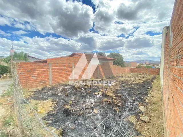 Terreno com 240m², à venda, no bairro São Francisco em Araçuaí