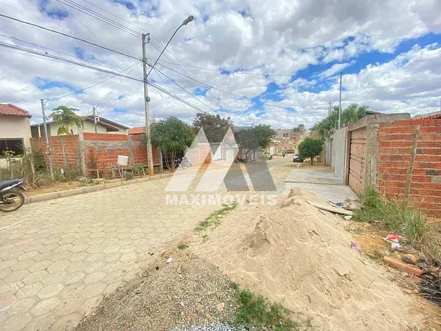 Terreno com 240m², à venda, no bairro São Francisco em Araçuaí
