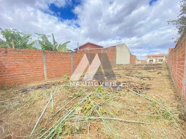Terreno com 240m², à venda, no bairro São Francisco em Araçuaí