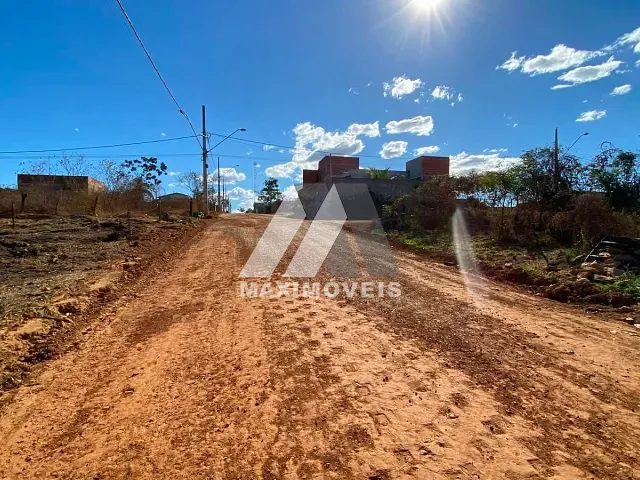Terreno com 180m², à venda, no bairro São Francisco II em Araçuaí
