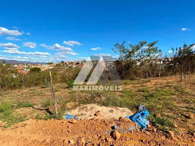 Terreno com 180m², à venda, no bairro São Francisco II em Araçuaí