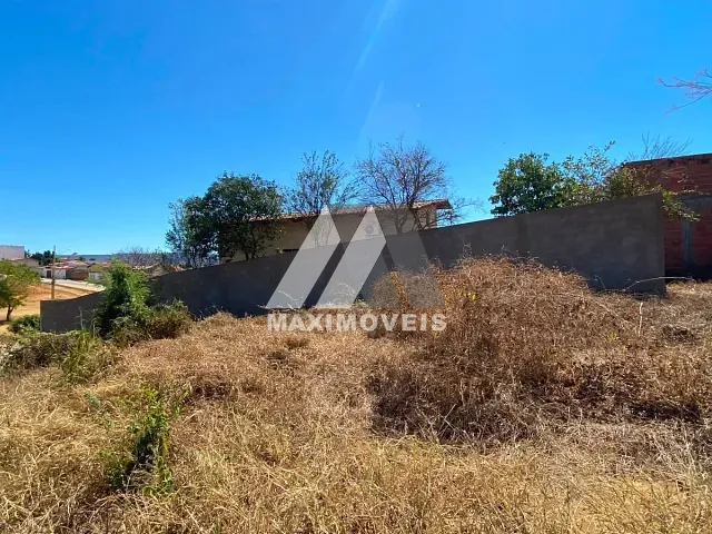 Terreno com 360m², à venda, no bairro São Francisco em Araçuaí