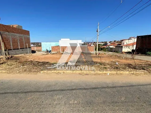 Terreno com 174m², à venda, no bairro J K em Araçuaí