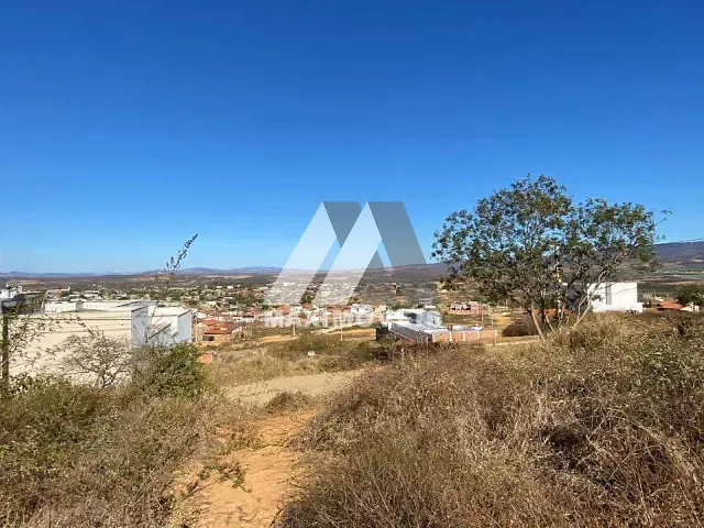Terreno com 360m², à venda, no bairro São Geraldo em Araçuaí