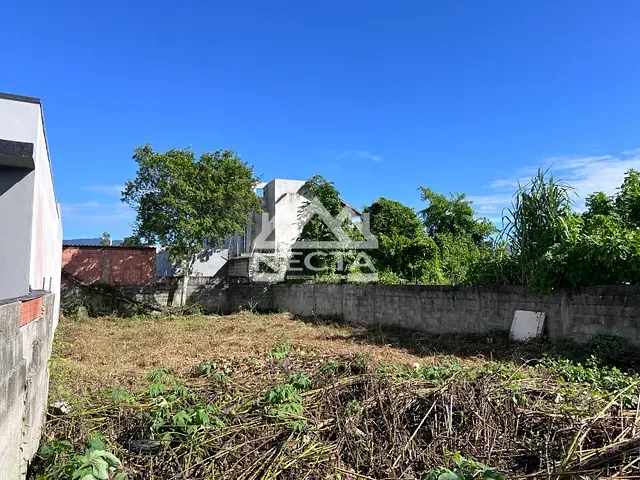 Terreno com 135m², à venda, no bairro Golfinhos em Caraguatatuba