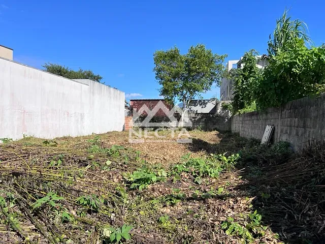 Terreno com 135m², à venda, no bairro Golfinhos em Caraguatatuba