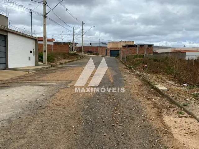 Terreno com 300m², à venda, no bairro São Mateus em Araçuaí