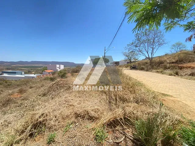 Terreno com 720m², à venda, no bairro São Geraldo em Araçuaí