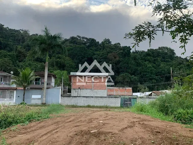 Terreno com 360m², à venda, no bairro Estância Balneária Hawai (Massaguaçu) em Caraguatatuba