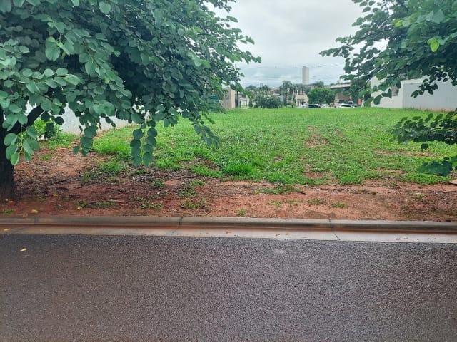 Terreno com 284m², à venda, no bairro Jardim Pinheiros em Birigüi