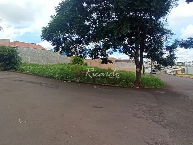 Terreno com 374m², à venda, no bairro Jardim Vale das Perobas II em Arapongas