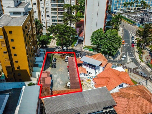 Terreno à venda, no bairro Centro Cívico em Curitiba