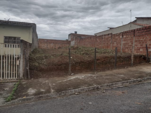 Terreno com 300m², à venda, no bairro Residencial Mombaça I em Pindamonhangaba