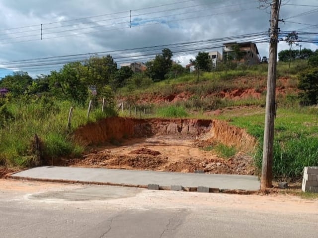 Terreno com 432m², à venda, no bairro Residencial Estoril em Taubaté
