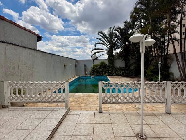 Casa com 525m² 5 quartos e 2 banheiros, à venda, no bairro Vila Scarpelli em Santo André