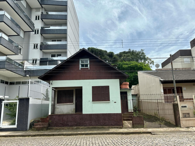 Terreno com 334m², à venda, no bairro Petrópolis em Caxias do Sul
