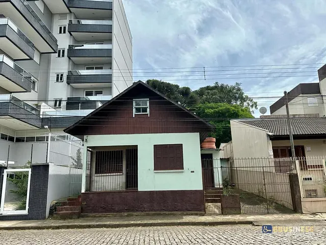 Terreno com 334m², à venda, no bairro Petrópolis em Caxias do Sul