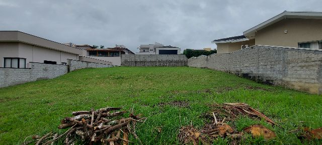 Terreno com 700m², à venda, no bairro Condomínio Colonial Village I em Pindamonhangaba