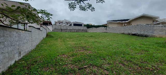 Terreno com 700m², à venda, no bairro Condomínio Colonial Village I em Pindamonhangaba