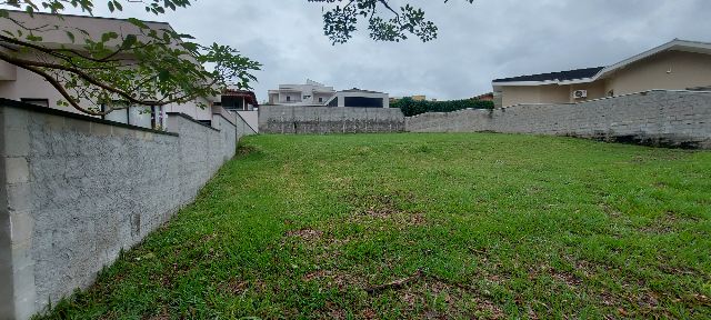 Terreno com 700m², à venda, no bairro Condomínio Colonial Village I em Pindamonhangaba