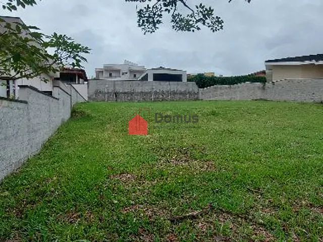 Terreno com 700m², à venda, no bairro Condomínio Colonial Village I em Pindamonhangaba