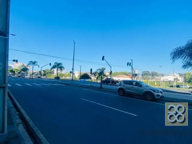 Prédio para alugar, no bairro Cristo Rei em Curitiba