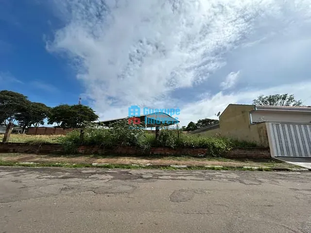 Terreno com 350m², à venda, no bairro Jardim Três Rosas em Guaxupé