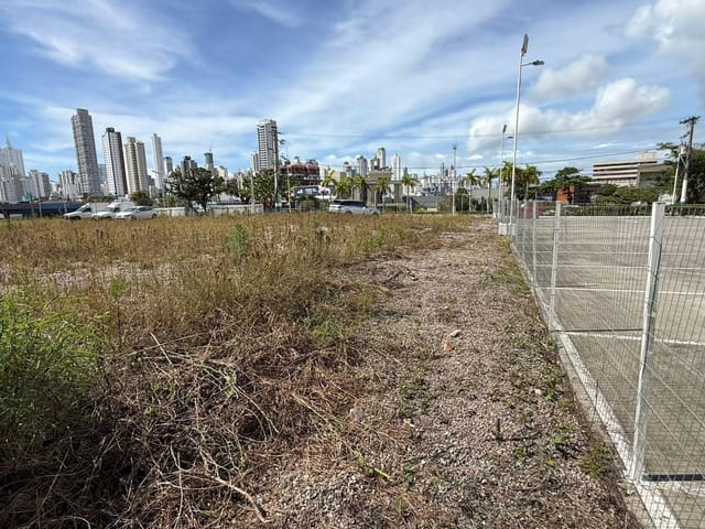 Terreno com 1127m², à venda, no bairro Nações em Balneário Camboriú