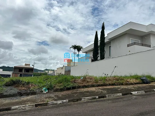 Terreno com 360m², à venda, no bairro Nova Floresta em Guaxupé
